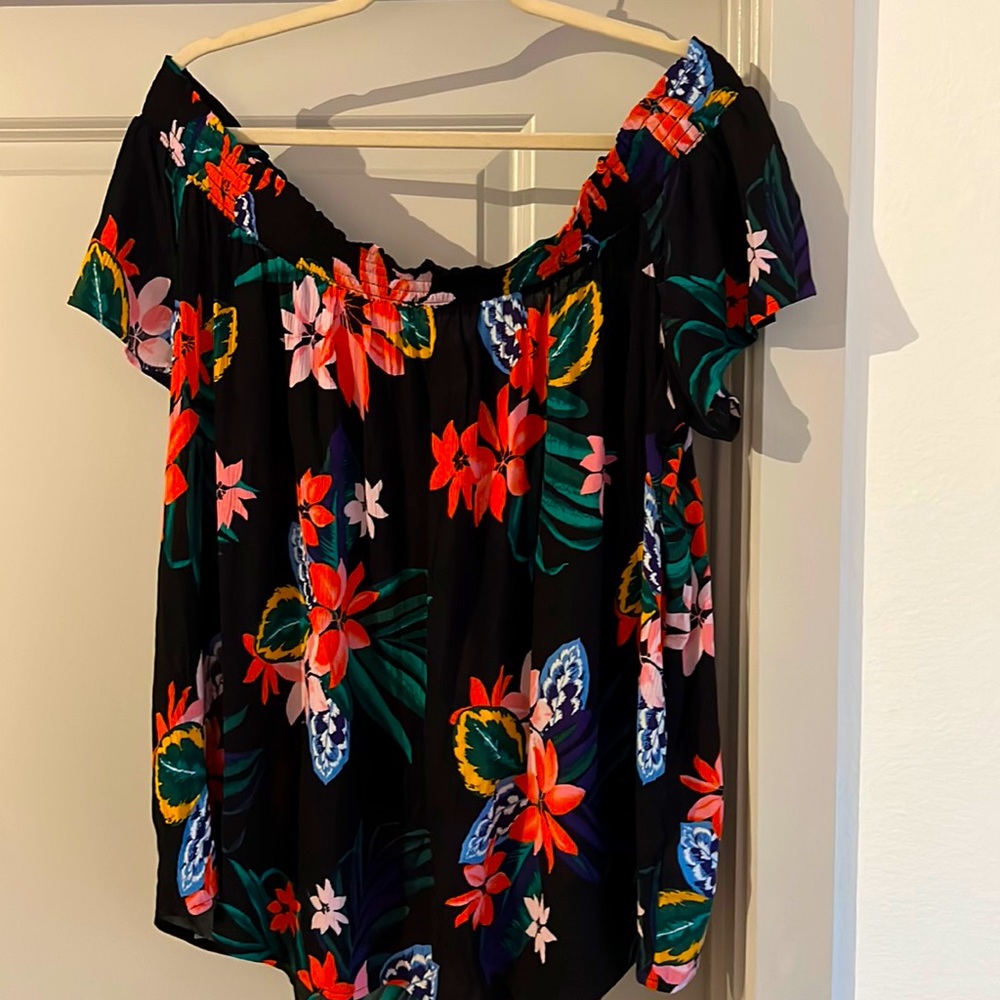 Light and fun, off the shoulder Old Navy top!